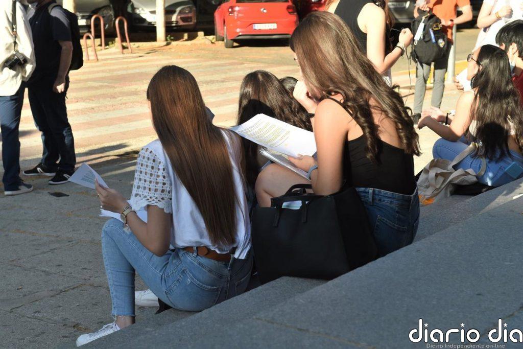 Un tercio de los chicos y chicas en España quiere someterse a una operación estética, según un estudio