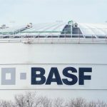 Basf ganó un 24,7% más en 2025 y eleva su meta de ahorro de costes para este año