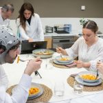 Cocinar acompañado triplica la alegría, según un estudio