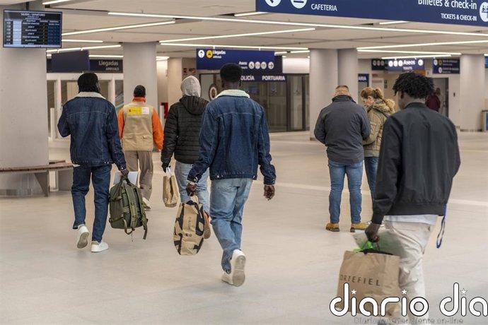 Congreso y Senado instan al Gobierno a “detener” la regularización “masiva” de migrantes, con apoyo de PP y Vox Varias personas salen del Centro de Estancia Temporal de Inmigrantes (CETI) de Ceuta, a 24 de febrero de 2026, en Ceuta (España). Desde enero se ha trasladado a más de 500 usuarios, aunque las instalaciones siguen sobreocupadas.