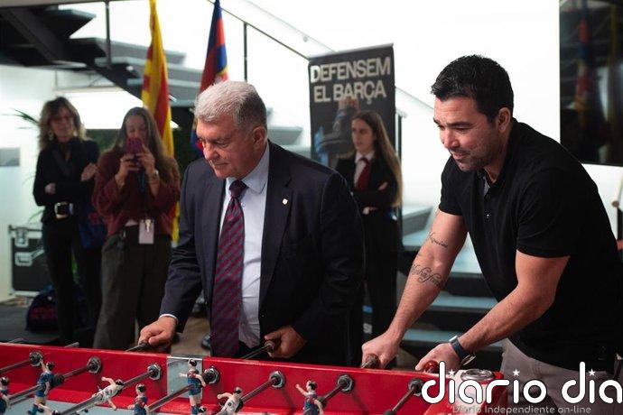 Deco, tras dar su firma a Laporta: "Espero que las cosas salgan bien y seguiré; si no, ya veremos" El expresidente y precandidato a la presidencia del FC Barcelona Joan Laporta y el director de fútbol del club, Deco, juegan al futbolín en la sede electoral de Laporta