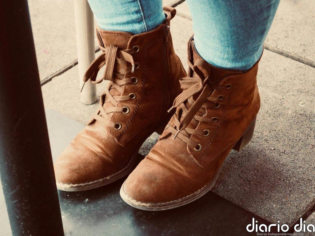 Desde la grasa hasta el agua: cómo eliminar cualquier mancha de los zapatos de ante con estos remedios