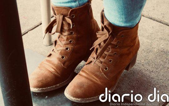 Desde la grasa hasta el agua: cómo eliminar cualquier mancha de los zapatos de ante con estos remedios