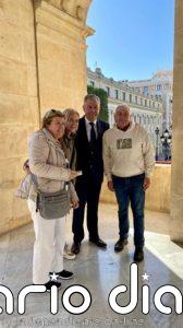 El alcalde de Sevilla da la bienvenida a los visitantes a la Casa Consistorial en la jornada de puertas abiertas