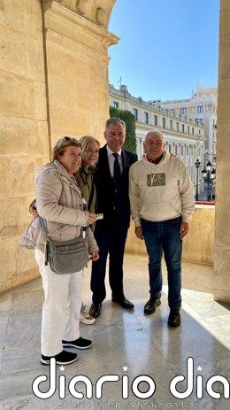 El alcalde de Sevilla da la bienvenida a los visitantes a la Casa Consistorial en la jornada de puertas abiertas