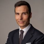 El consejero delegado de Amper, Enrique López Pérez, ganó 516.000 euros en 2025, un 35,8% más