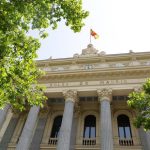 El Ibex 35 abandona los máximos de 18.490 puntos tras bajar más de un 0,2% en la apertura