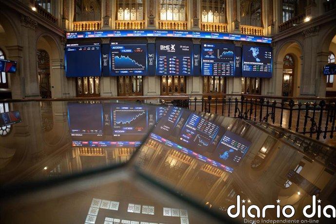 El Ibex roza los 18.500 enteros gracias al impulso de Indra que se eleva más de un 21% Archivo - Un panel del Ibex 35, en el Palacio de la Bolsa, en Madrid (España)