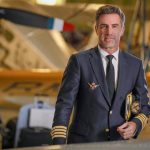 El piloto Perico Durán publica una guía para superar el miedo a volar: "El conocimiento es poderosísimo contra el miedo"