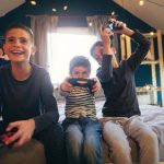 El truco que hace que los niños que no son amigos jueguen juntos (y de verdad cooperen)