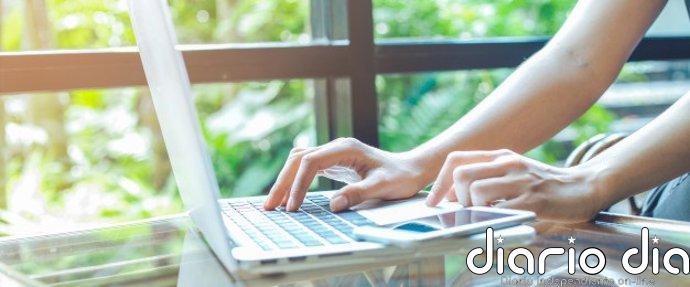 España necesitará 36 años para alcanzar la paridad de género, según el VI Índice ClosinGap Archivo - Una mujer trabajando en el ordenador