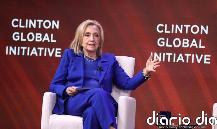 Hillary Clinton acusa a los republicanos de encubrir a Trump por su aparición en los archivos de Epstein