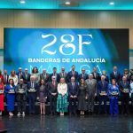 La Junta entrega sus banderas en Málaga por el 28F y defiende que Andalucía "avanza y funciona"
