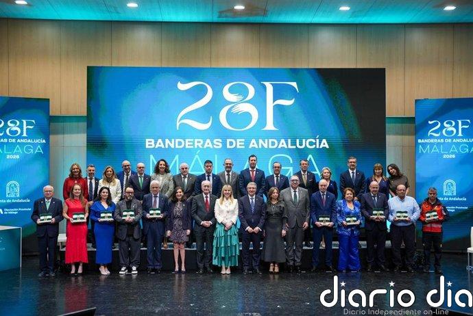 La Junta entrega sus banderas en Málaga por el 28F y defiende que Andalucía "avanza y funciona"