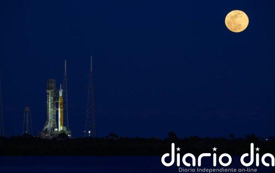 La NASA retrasa el regreso del ser humano a la Luna por un problema técnico: El cohete y la nave volverán al hangar
