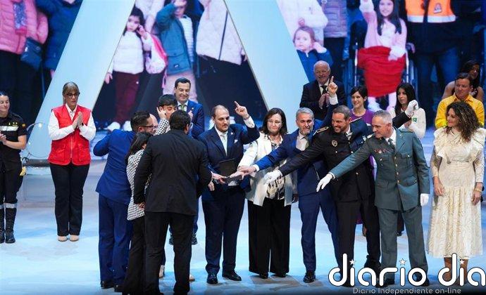 Larga ovación en pie en la entrega de la Medalla de Andalucía a Adamuz por su "comportamiento ejemplar"
