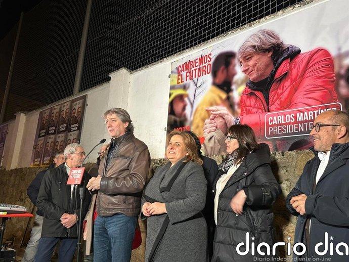 Martínez inicia la campaña en Soria con la pegada de carteles y aboga por el "cambio" para el "futuro" de CyL Carlos Martínez, durante la pegada de carteles en Soria.