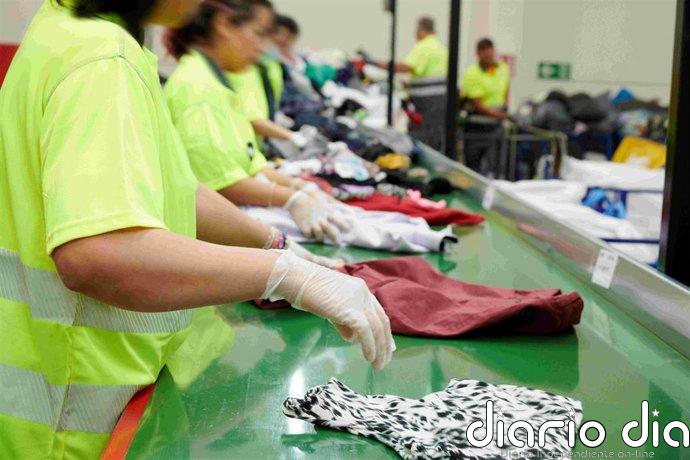 Moda-re, la cooperativa de Cáritas que convierte ropa usada en empleo