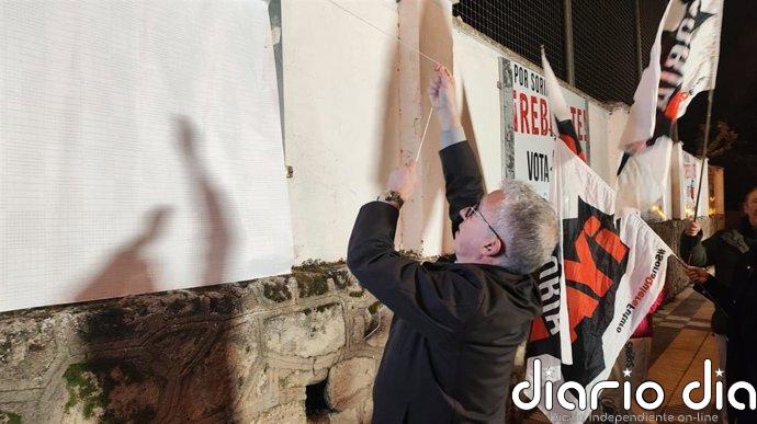 Soria ¡YA! recuerda que "43 años votando a los mismos no han servido para nada" Ángel Ceña destapa el cartel de Soria ¡YA! en el inicio de la campaña electoral