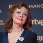 Susan Sarandon combina sastrería masculina con elegancia y sofisticación: su vestido tipo esmoquin en los Goya 2026