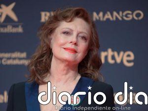Susan Sarandon combina sastrería masculina con elegancia y sofisticación: su vestido tipo esmoquin en los Goya 2026