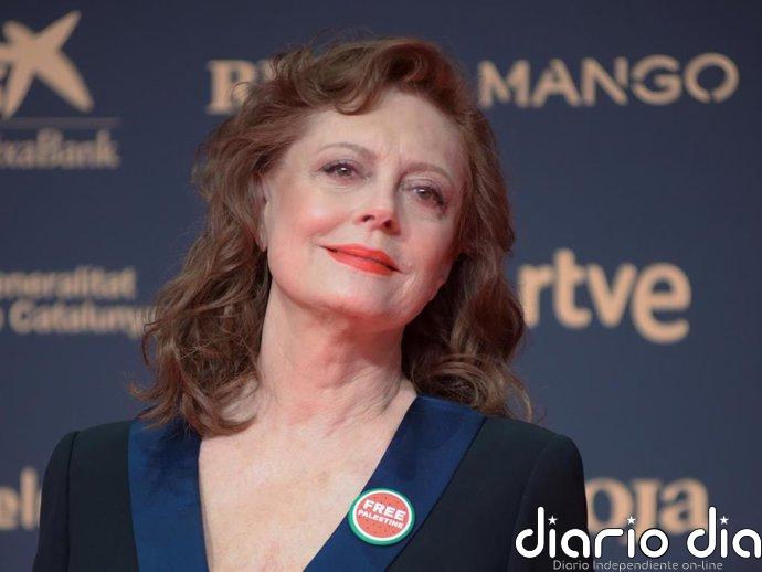 Susan Sarandon combina sastrería masculina con elegancia y sofisticación: su vestido tipo esmoquin en los Goya 2026