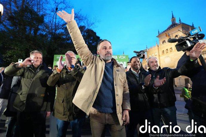 Abascal garantiza "contundencia y seriedad" en negociaciones de Gobierno y se erige como la "salvación nacional"