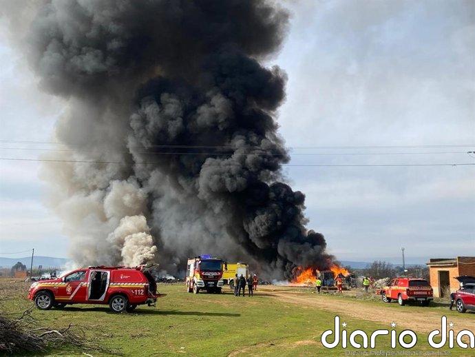 Activado el nivel 1 de emergencias por el incendio en La Bañeza (León) con posible afección a la población