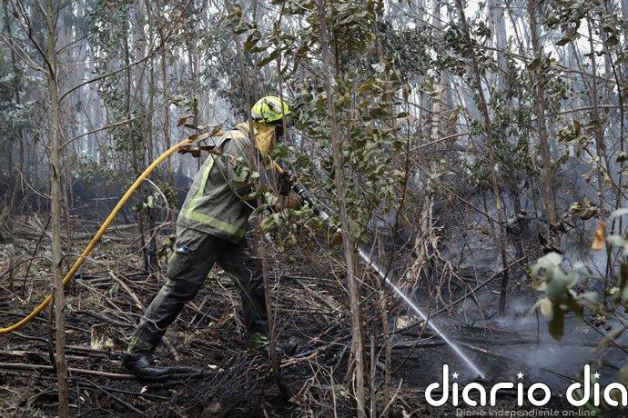 Activo un incendio forestal en Ourol (Lugo), que calcina cerca de 20 hectáreas