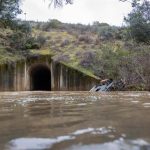 Adif trabaja en retirar la pieza del arroyo bajo las vías en Adamuz (Córdoba) con la tutela de la Guardia Civil
