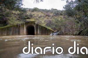 Adif trabaja en retirar la pieza del arroyo bajo las vías en Adamuz (Córdoba) con la tutela de la Guardia Civil