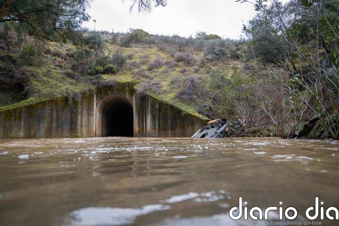 Adif trabaja en retirar la pieza del arroyo bajo las vías en Adamuz (Córdoba) con la tutela de la Guardia Civil