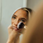 Adiós al exceso, hola a la autenticidad: una experta nos da las claves del maquillaje que luciremos esta primavera