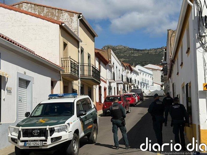 Agentes de la Guardia Civil registran la vivienda de los dos investigados por la desaparición de Francisca Cadenas