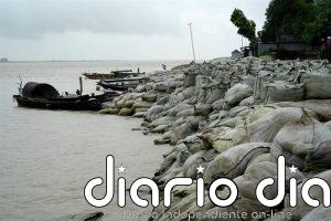 Al menos 23 muertos tras caer un autobús al río Padma en Bangladesh