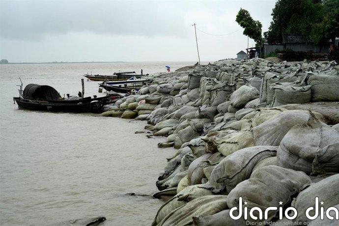 Al menos 23 muertos tras caer un autobús al río Padma en Bangladesh