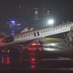 Al menos dos muertos al colisionar un avión con un vehículo en una pista del aeropuerto de LaGuardia de Nueva York