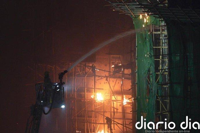 Al menos un muerto y 25 heridos, siete de ellos críticos, tras un incendio en un rascacielos en Taiyuan (China)