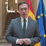 Albares confirma que no hay ningún español fallecido ni herido tras el ataque a Irán de los 30.000 que están en Oriente Próximo