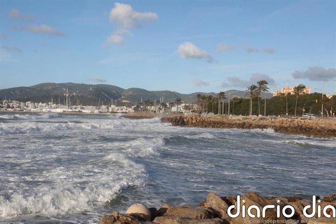 Alerta naranja en Mallorca y Menorca: olas de hasta doce metros y rachas de viento de 90 kilómetros por hora