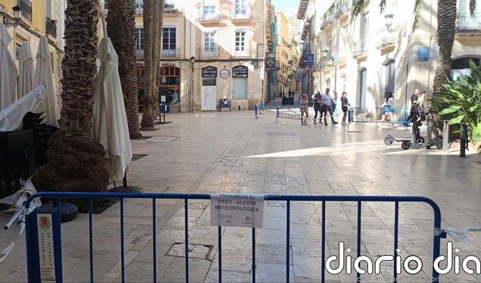 Alicante abre el CAUS y cierra parques este martes y miércoles por la previsión de fuertes vientos