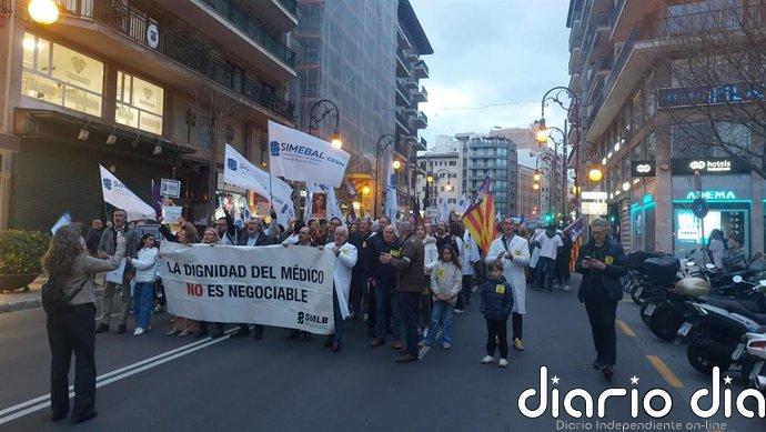 Alrededor de un millar de médicos recorren las calles de Palma para reclamar un Estatuto Marco propio