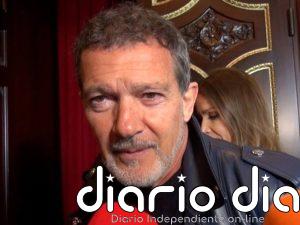 Antonio Banderas, rotundo, se posiciona en el enfrentamiento con las influencers