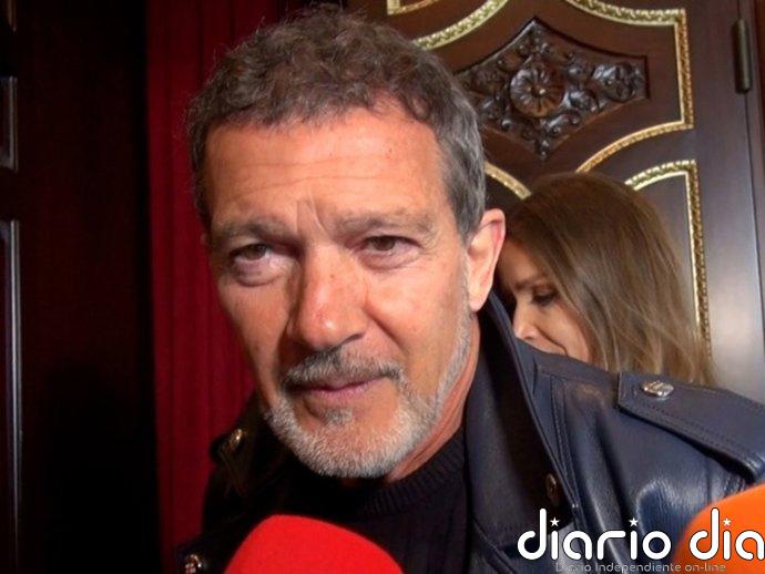 Antonio Banderas, rotundo, se posiciona en el enfrentamiento con las influencers