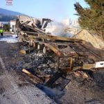 Arde un camión articulado estacionado en Olazagutía