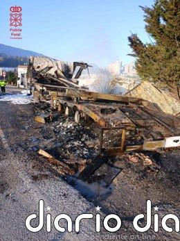 Arde un camión articulado estacionado en Olazagutía