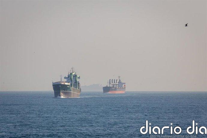 Atacado e incendiado en aguas de Dubai (EAU) un "superpetrolero kuwaití" completamente cargado