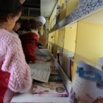 Autobús cultural en Siria devuelve el arte y la literatura a niños de la guerra
