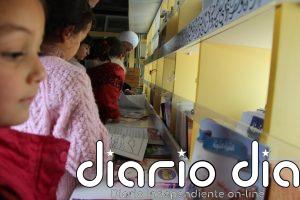 Autobús cultural en Siria devuelve el arte y la literatura a niños de la guerra