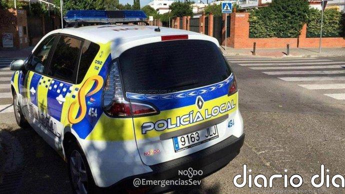 Auxilian a una persona en riesgo dentro de un edificio en una operación conjunta de Policía Local y Bomberos en Sevilla